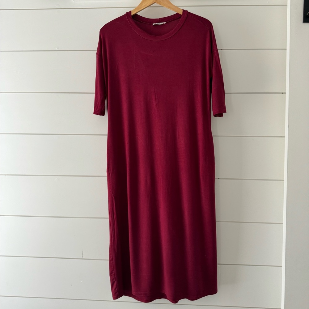 Burgundy dress with pockets and mid length sleeves